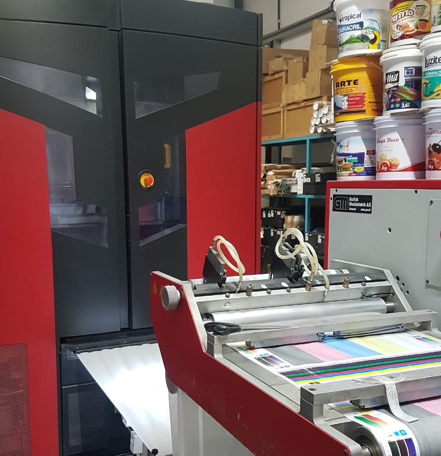 ALPHAPLAST - Fábrica de baldes plásticos em Pernambuco produz transferências térmicas com a Xeikon 3500